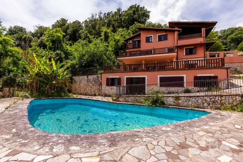 Castelnuovo di Porto Vallelinda In the Vallelinda district and more precisely in via Deneb, we are pleased to offer for sale an elegant villa of 325 m2, on three levels, surrounded by approximately 1500 m2 of land and embellished by a swimming pool o...