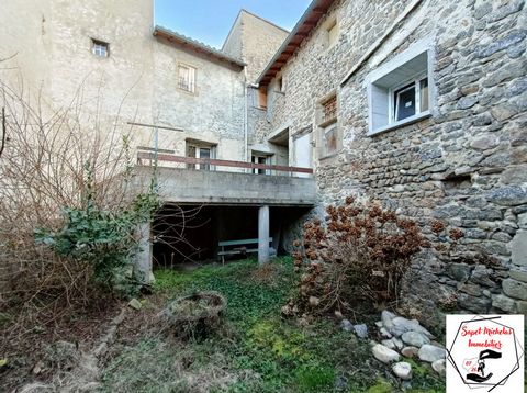 Exclusively at your real estate agency Sapet Michelas Immobilier! High potential! Just 10 minutes from Tournon-sur-Rhône, come and discover this village house with great potential, along with its beautiful inner courtyard. O n the ground floor, you w...