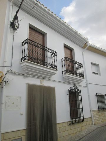 A superb townhouse situated in the village of Lijar (Almeria).No expense has been spared on this property converting it into a wonderful family home.On the ground floor upon entering the house there is a reception area with a bedroom to the right.The...
