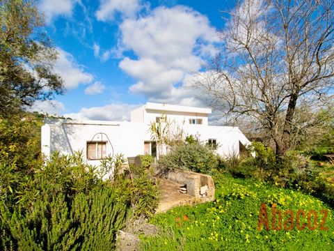 This property is located just 5 minutes from the heart of the city of Loulé. It has been recently renovated and offers the perfect balance between modernity and rural tranquility. It is a unique opportunity to live in harmony with nature without sacr...