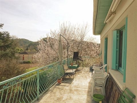 Large house of 218 sqm on 2 levels. Built in 1963. On a land of 1850 sqm and sitting in a peaceful countryside location. There are 3 bedrooms with the possibility to add more. The ground floor could be rented out independantly, or used as a studio/wo...