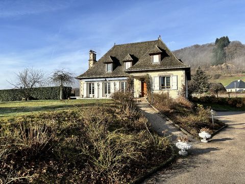 Charming traditional residence built on a plot of 6400m2 in the heart of the Cere valley, near Aurillac. Ideal for lovers of wide open spaces, this property offers the possibility of having horses at home because boxes are already present or more sim...