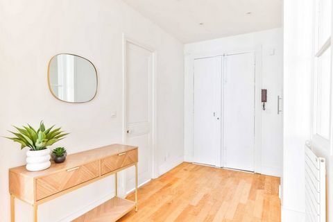 Welcome to this magnificent 110m2 flat, located on the 2nd floor of a beautiful Haussmann-style building with no lift, in the heart of Paris's legendary 9th arrondissement. The district is renowned for its vibrant, cosmopolitan atmosphere. The Moulin...