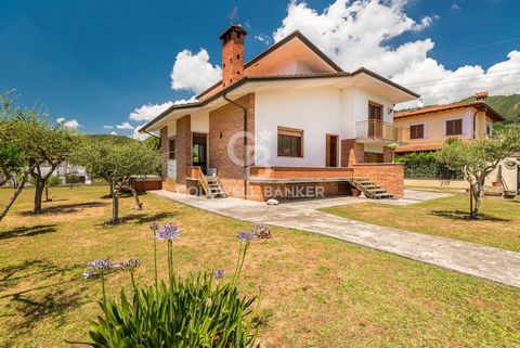 In the countryside of Pietrasanta, in a quiet and peaceful position, a few minutes drive from the sea and the historic center of Pietrasanta, we offer a spacious single villa on a plot of about 1,000 square meters. The villa has an original design an...