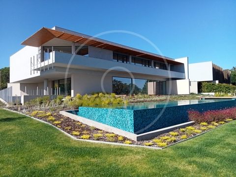 Fantastique villa d'architecture moderne, avec des finitions de haute qualité, construite en 2022, dans un endroit calme, à proximité du commerce et des services, dans le quartier résidentiel de Quinta da Beloura II. La villa se développe sur trois é...