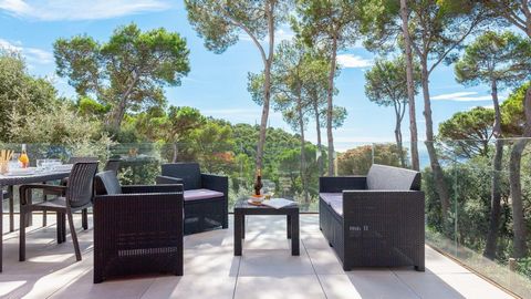 Sea, Sky, Forest, Relax, Luxury, Technology, ... are some of the nouns that define this fabulous residential of El Far, in Llafranc - Costa Brava. Formidable contemporary style single-family house, located within a fabulous community that has a tenni...