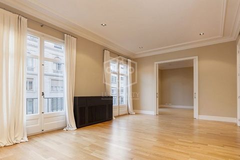 Excellent apartment for rent in a classic building of the 1935 year of construction. In one of the most prestigious areas of Barcelona, with all the necessary amenities and a variety of shops, bars, and restaurants. Very well-communicated area. Total...