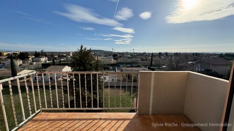 Orange, close to all amenities on foot, bright and crossing apartment of 67.68 m2 (Carrez law). Located on the 4th floor, this bright apartment offers a separate kitchen opening onto a closed loggia, a living room of 17.14 m2 opening onto a balcony t...