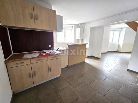 REF 18579 LG - BREVANS - Bright apartment on the first floor of a small condominium of 3 apartments. In duplex, it is composed of 2 bedrooms, living room, fitted kitchen, mezzanine, bathroom, 2 toilets. A box and 2 parking spaces in the basement. 139...