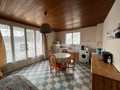 Un ensemble de deux appartements de 35 m2 chacun situés dans le centre bourg de l'Aiguillon-sur-mer. Ils sont composés à l'identique : une cuisine ouverte sur la pièce de vie prolongée d'un grand balcon, une chambre et une salle de douche. La localis...