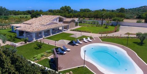Exceptional Location: Discover this magnificent villa located in Nora, Sardinia, offering an ideal living environment, just a few meters from the splendid Nora Beach. With its proximity to the beaches of Spiaggia di Su Guventeddu and Spiaggia dei Fic...
