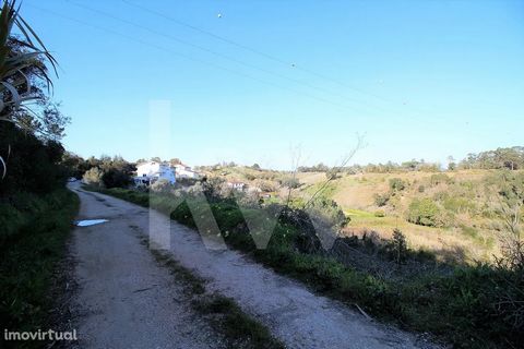 Land for sale with 4850m2 located in Marco dos   Pereiros , just 10minutes from the Center of Coimbra. With road front of approximately 50 meters , this can be an excellent opportunity to put a prefabricated house , or agricultural use. Access is mad...