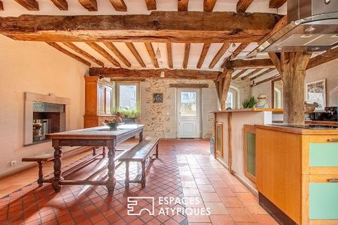 Located in the heart of the hamlet of Durelleries, in the commune of Bouchemaine, this charming 16th century house extends over 356 sqm of land, offering a living area of 190 sqm. Completely rehabilitated, mixing schist and tuffeau, this building of ...