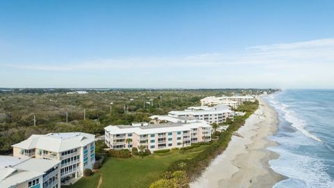 Sol, sand, surfa! Oceanfront 2/2 med magnifik direkt utsikt över Atlanten. Ljust och fräscht, tilltalande planlösning. Erbjuds nyckelfärdig. Välutrustat matkök. Snygga fönsterbehandlingar, takfläktar. Murphy sängväggskåp i matplats för extra mångsidi...