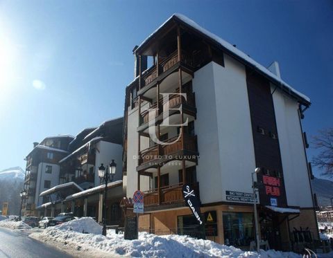 Unique Estates is pleased to present to your attention a hotel in the hottest location in Bansko. The hotel is an operating, operating business. It offers all the amenities of a 5* star hotel - reception, bar, two restaurants, SPA Center, Fitness, la...