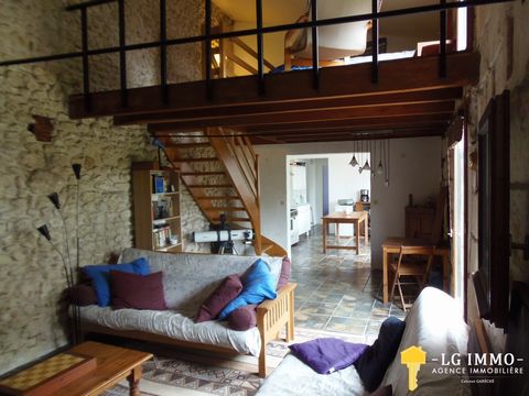 Located in the centre of MORTAGNE-SUR-GIRONDE, we have this charming 2 bedroom one is mezzanine bedroom, partly attic, a short walk from shops, restaurant, bar, library and doctor's office. On its pretty port you will find many bars and restaurants o...