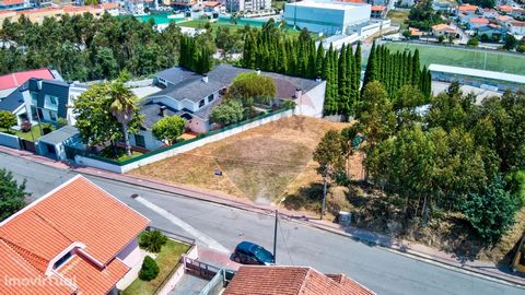 Land with 910m2 in Fiães According to the PDM is inserted in construction zone and according to the Municipality of Santa Maria da Feira, allows the construction of a house with ground floor and 1st floor. Proximity of accesses: Several large superma...