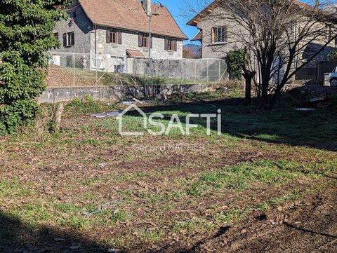 Located in Vaulnaveys-le-Haut, this serviced flat land of 700 m² benefits from a privileged location close to the village center, its shops, its primary and nursery schools and the Grenoble-Vizille bus stop. This village offers a pleasant and practic...
