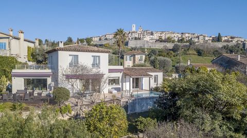 Saint-Paul de Vence: This luminous 152m² villa with panoramic views, just a short walk from the village, offers a large 73m² living room on the ground floor, an independent kitchen and a large master suite of over 30m² with dressing room, bathroom an...