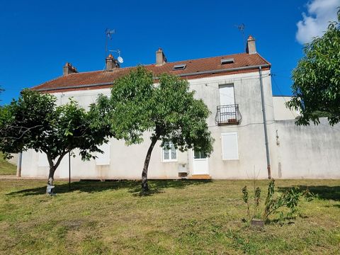 ON THE HEIGHTS OF LE CREUSOT IN BUILDING WITH BEAUTIFUL QUIET LAND AND TRANQUILITY 5 MINUTES FROM THE CITY CENTER 2 APARTMENTS TYPE T2 AND AN APARTMENT TYPE T3 CURRENTLY FOR RENT ATTICS, CELLARS, GARAGE COURTYARD AND GARDEN BEAUTIFUL DETACHABLE PLOT ...