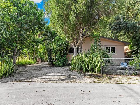 Located on Upper Matecumbe Key in Islamorada this property boasts a 1/1 frame house as well as a 2/1 CBS house on an 8,100 sq ft lot on a quiet dead-end street. Live in one and use the other for mother-in-law residence or rental. The Cbs house was re...