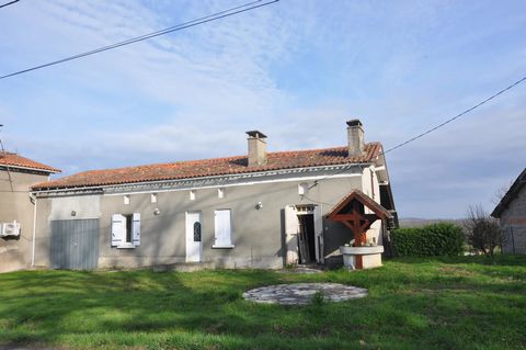 EXCLUSIVE TO BEAUX VILLAGES! Small house of 66 m² to renovate on 825 M ²of land south of Saint-Aulaye. It comprises a kitchen leading to a dining room with fireplace and a living room with fireplace. A small attic bedroom could be created upstairs (s...