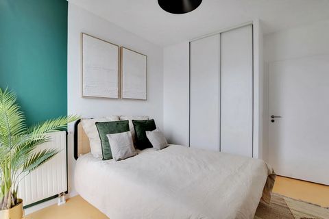 Make this 9 m² bedroom your new home! Redecorated and refurbished in warm shades of orange-red and white, its size gives it two distinct areas. There's a sleeping area with a single bed, a work area with a desk and a dressing area with a wardrobe. It...