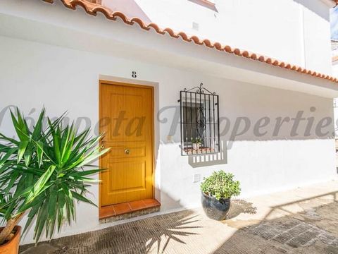Spacious and bright apartment in Competa with living room, kitchen, bathroom with shower, two double bedrooms and balcony/terrace. Contact us for more information!