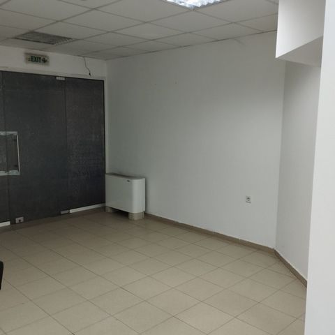 The shop is located in a shopping complex, on the ground floor, in the central part of the city. The flooring is granite, boasting a large showcase, suitable for advertising. The neighboring room can also be sold to the property, in which case the pr...
