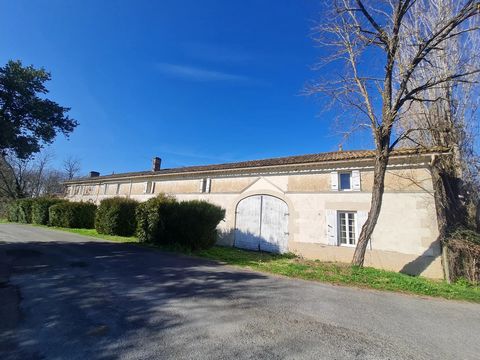 A fantastic opportunity to own a large property (518m²), with extensive grounds of over 18 000 m², set in the beautiful Charante-Maritime countryside. Situated just 5 minutes from local amenities and about 10 minutes from access to the A10, this prop...