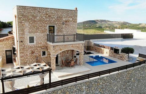Detta är en stenvilla till salu i Rethymnon, Kreta. Det ligger i den pittoreska byn Roumeli, med alla typer av bekvämligheter för året runt-boende. Fastigheten har en total boyta på 128m2 med 2 sovrum och 2 badrum fullt möblerade och redo att bo i. D...