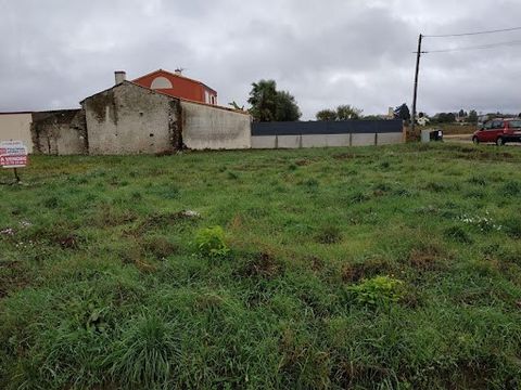 Exclusively, Katia Bascougnano invites you to discover this land free of builders located outside the subdivision in the Chapelle Basse Mer, commune of Divatte sur Loire. It is located 5 minutes from the village on the side of the axes to Nantes. Wit...