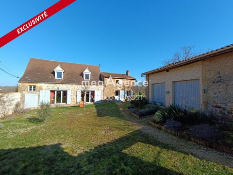 In the heart of bastide country, in a small, quiet hamlet, house of approximately 160 m² with its 1400 m² garden and its various outbuildings (garage, bread oven, shelters). The house is composed on the ground floor of a kitchen, a beautiful living r...