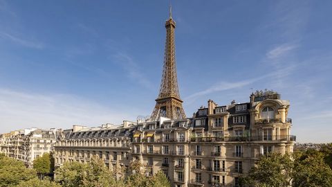 Ideally located at the foot of the Eiffel Tower, on the edge of the 7th and 15th arrondissements, in a luxury condominium with housekeeper, on the sixth floor with elevator, 83,44sqm apartment in perfect condition, fully renovated, with air condition...