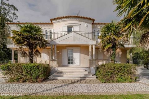 Classic style family villa for sale in Arruda dos Vinhos, just 25 minutes from Lisbon. The property is located on a fantastic plot of land with 1.2 hectares, with 390 m2 of construction area and 150 m2 of annexes. The land is fully protected and fenc...