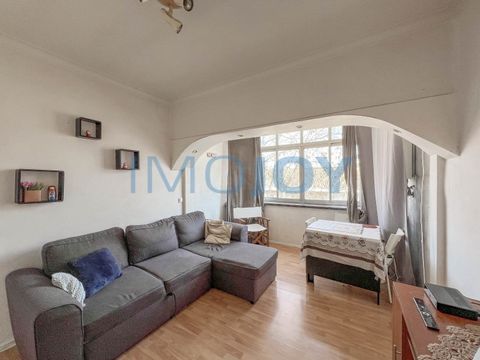 1+2 bedroom flat, of origin, located in Fontainhas in Cascais Composed by: - Living room with access to the attic - Very bright room with built-in closet. Right now it's transformed into another room - Equipped kitchen - Toilet with bathtub - Use of ...