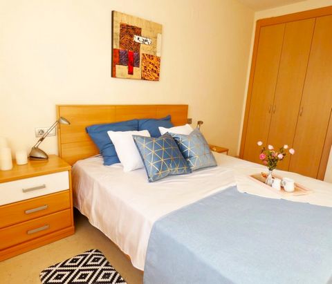 Living it with us offers you this very bright penthouse located in one of the most central areas of El Vendrell, a very well-kept community, with elevator and antiquity from 2004, central, quiet, with schools, supermarkets, Health Centers, ideal to e...
