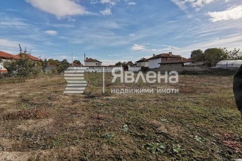 Yavlena Agency presenteert u een stuk grond met een oppervlakte van 1044 m² in het dorp Hadjievo, regio Yavlena. Pazardzhik. 30 km van Fr. Plovdiv en 13 km van Plovdiv. Pazardzhik. De woning ligt dicht bij het centrum van het dorp en de kerk. De woni...