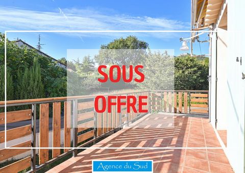 Top of villa located on cadolive, with a living area of 81.60m2 on a plot of 150m2. Very quiet, bright, it is accessed by an external staircase. Entrance, living room kitchen open to balcony terrace, 3 beautiful bedrooms, a bathroom and separate toil...