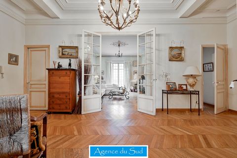 In the very popular area of Hauts de Périer, we offer this apartment T5 crossing (East / West exhibition) of about 187m2 with balcony of nearly 3m2. Haussmanian type, you will be seduced by its volumes, its ceiling height and its parquet in point of ...