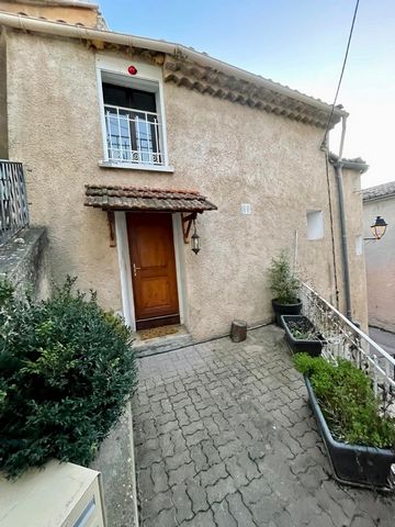 In the town of Volonne, we present this charming village house with an area of about 80 m2. This house is composed on the ground floor of a garage and a small cellar. The garage door is motorized, and allows to park a small car (motorcycles, bicycles...