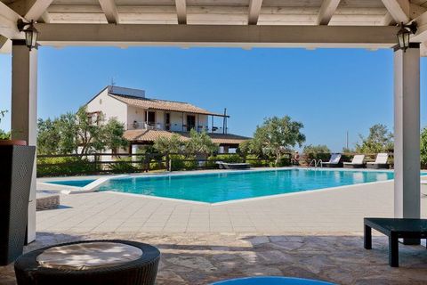 Deze rustieke villa ligt in Castellammare del Golfo, op Sicilië. Er zijn 4 slaapkamers die aan 8 personen een slaapplek bieden, ideaal dus voor een familievakantie of een vakantie met vrienden. Op een warme zomerdag kan je heerlijk afkoelen in het gr...