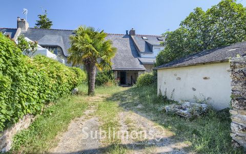Privileged location only 100 meters from the Gulf of Morbihan for this authentic fisherman's house of about 95 m2 on the ground. On the ground floor, you have a large living room with an old fireplace, an independent kitchen, a bathroom with a toilet...