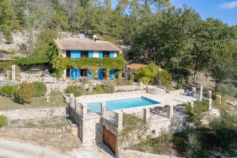 Located a few minutes from the village, in calm area, on land of more than 2 hectares, beautiful Provencal house of approx. 200 m2 of living space, offering a lovely open view of the forest and the mountains. Inside, set out over two levels, the buil...