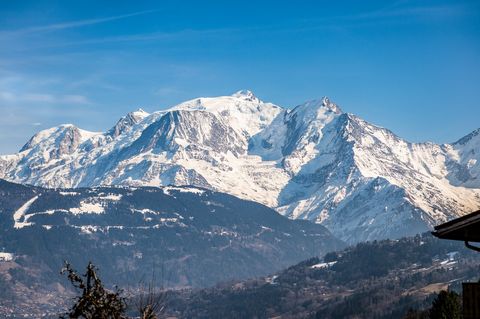 Located in a quiet hamlet and facing the Mont-Blanc chain in the charming village of Combloux, discover this plot of building land of more than 2 000 m2. Land free of constructor with possibility of a study for a construction project of a single chal...