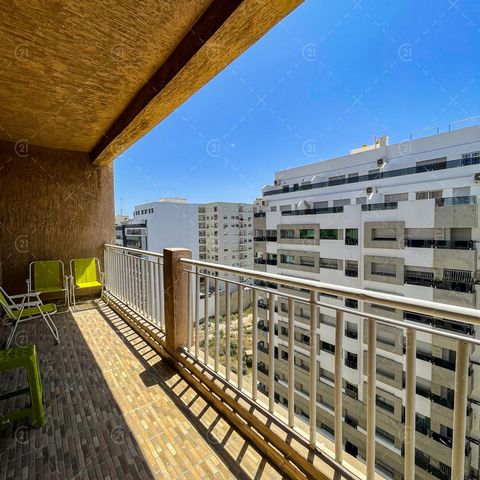 CENTURY 21 TANGER biedt te koop een ruim appartement van 158m2 met 2 gevels, op de 8e verdieping van een schoon en goed beheerd gebouw met 2 liften, zeer goed gelegen in het centrum van Tanger in Moulay Ismail dicht bij alle voorzieningen (banken, re...