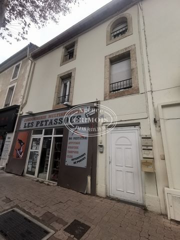 LEZIGNAN-CORBIERES, Building on 3 levels including 4 apartments and 1 commercial space, with a surface area of 243.5 m2: DRC: - 1 commercial premises of 50 m2, currently rented 350 € excluding charges - 1 apartment T1 bis of 47 m2, currently rented 3...