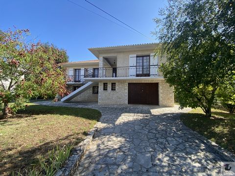 Bergerac, sought-after residential area, close to shops, family house of 8 rooms, including 6 bedrooms for a total living area of 273 m2. Left bank, on a plot of 1000 m2, house on 2 levels that can be divided into 2 dwellings. Upstairs, through a bea...