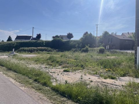 In Avoudrey, building land for any real estate project. Its building plot offers 952m2 to put your family home. Alexandre BONNET will be happy to accompany you to visit this site. The price is 90,000 euros. CONTACT ME AT ... !
