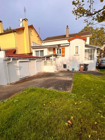 The house is located in the highly sought-after area of Reveil Matin in Houilles, close to all amenities: shops, schools, public transport, etc. It is only a 20-minute walk from Houilles train station or a 5-minute bus ride. The house consists of an ...